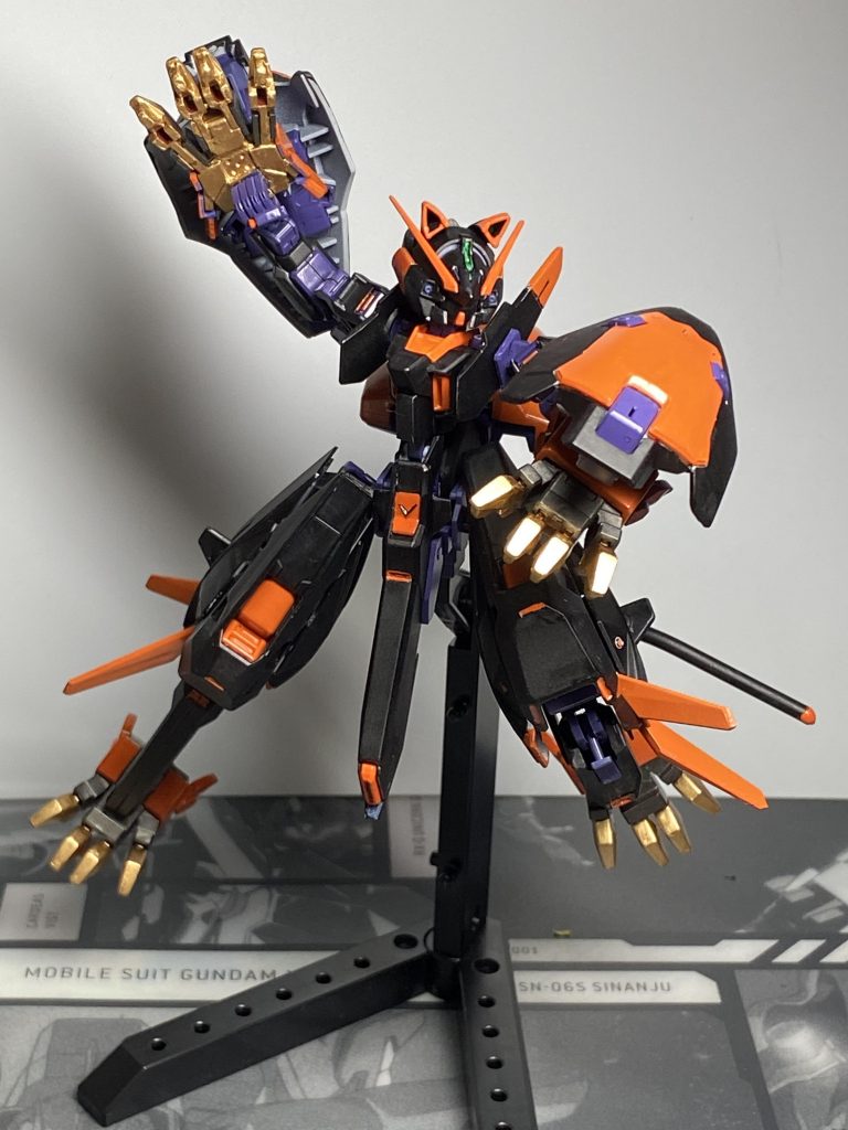 爪を振り上げて相手に襲いかかります。