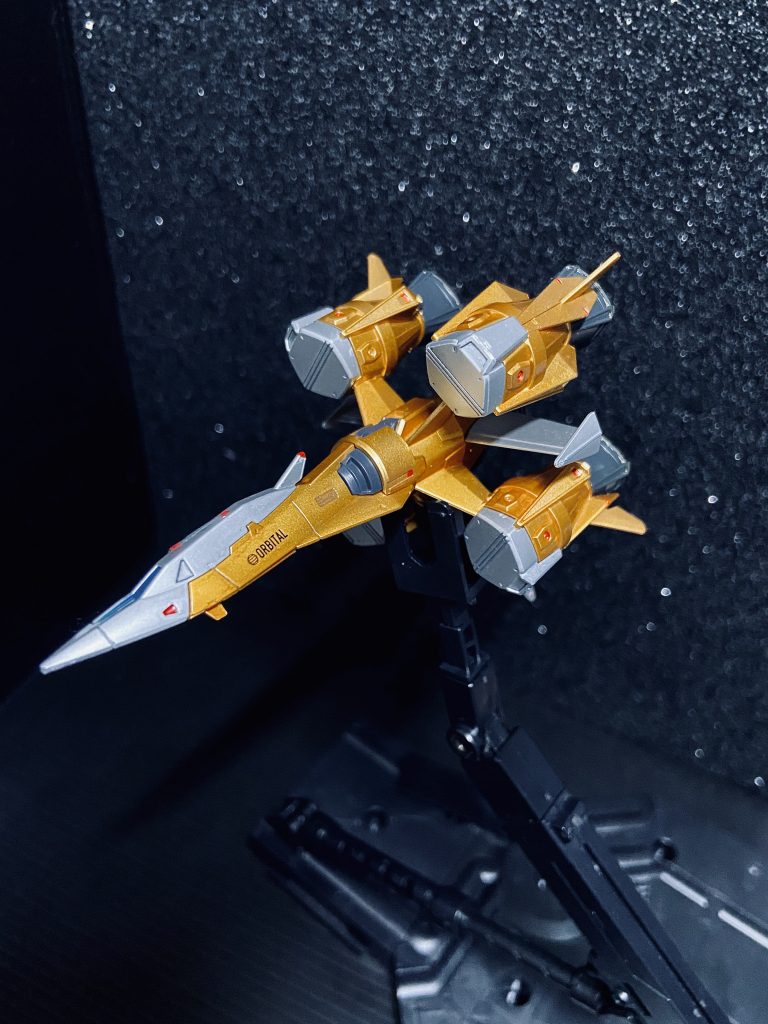 ガンバレルストライカー・コハクムウ・ラ・フラガ専用ストライカー。ガンバレルストライカーと武装差異はないが、その名、〃琥珀〃の通り前面にヤタノカガミ装甲を施しており、シールドビットとしても使用できる。M-0アストレイのオモヒカネについては、現状ストライカーパックの動力をベースに作動するため、ムウがストライカーパックで単独出撃、現地換装することでMSの移動を伴うことなくキサラギの運用が可能である。ムウの安全を守っているようで、その実、ナチュラルの英雄である彼の姿を、より多くの戦場に展開しプロパガンダとして見せ続けるための設計思想がそこには見てとれる。ムウ自身もその事は分かっているが、仲間を守る為やる事は変わらない、むしろ多くの仲間を守れるならと敢えてキサラギに乗り続けている。