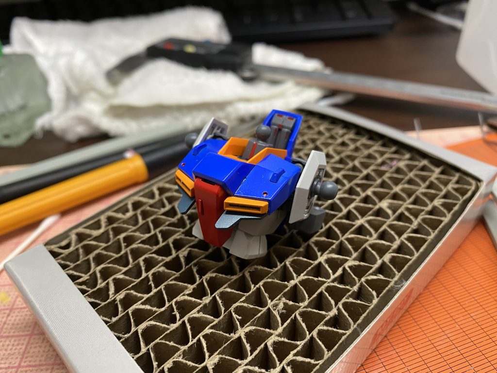 新生HGには襟部分にディテールがあるのにこちらは一切無し🤭ユニコーンのシールドパーツを貼りつけてごまかしました(´ヘωヘ`*)