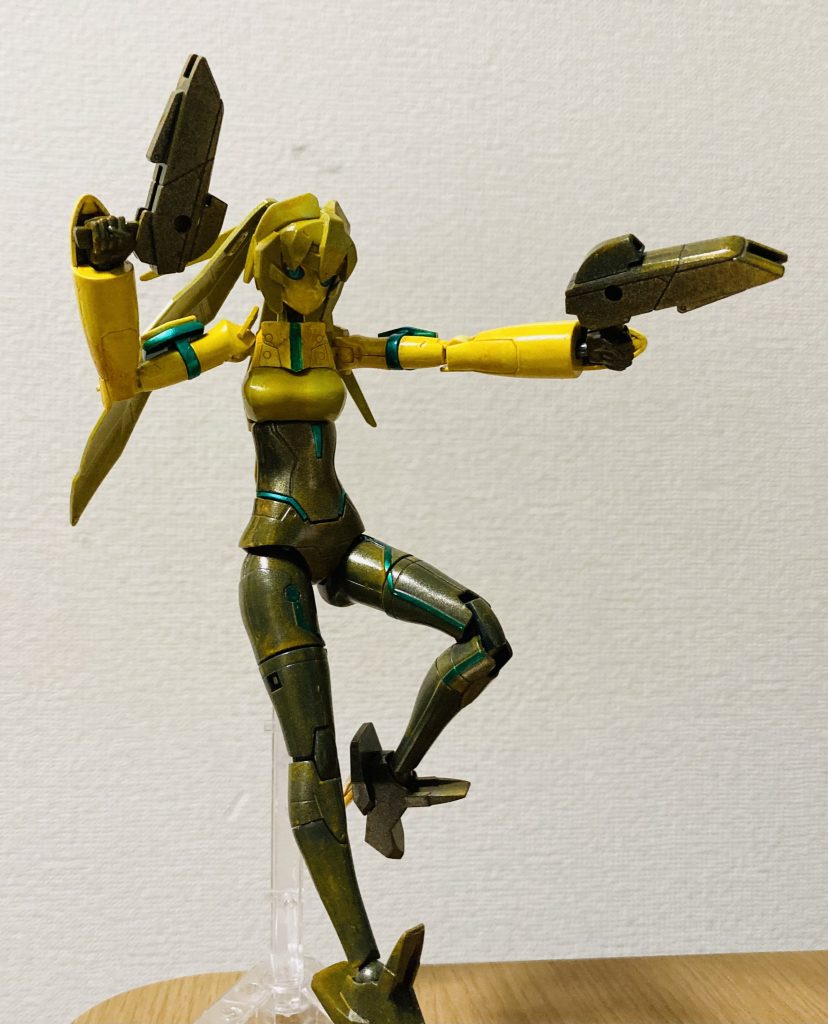 ここからはアクション!女性らしいボディと二丁拳銃っていいですよね。