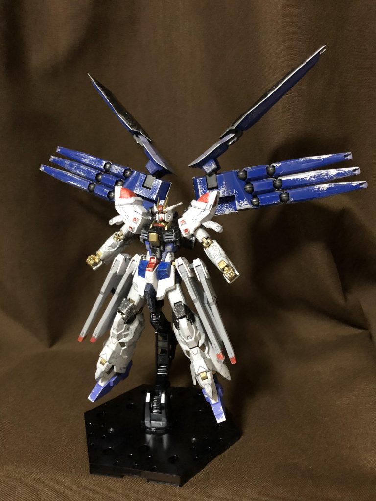 《腕部飛行型砲塔 シュトゥルムファウストll》デストロイガンダムから発展したアームユニット兼攻盾システム。アームユニットはファトゥム-02のボディから分離することで、ドラグーンシステムによる遠隔操作が可能となっている。また大型スラスターを内臓しており、これによってストライクフリーダムの弱点であった大気圏内でのドラグーンシステムの使用が可能となった。《３連装スプレットビームガン》アームユニットの指先端に左右３門ずつ装備されたビーム砲。