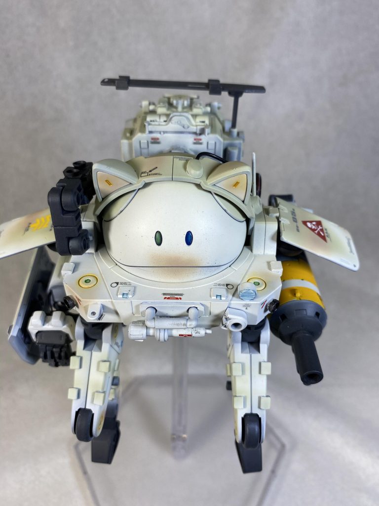 正面から。顔右側の黒いアームは照準器。機体前面ガードバーの下にビームサーベル装備