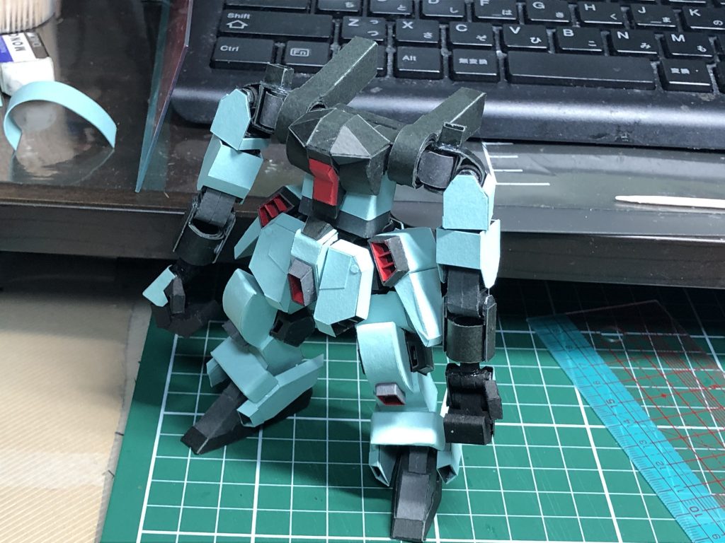 フレームに装甲を盛っていくスタイル。