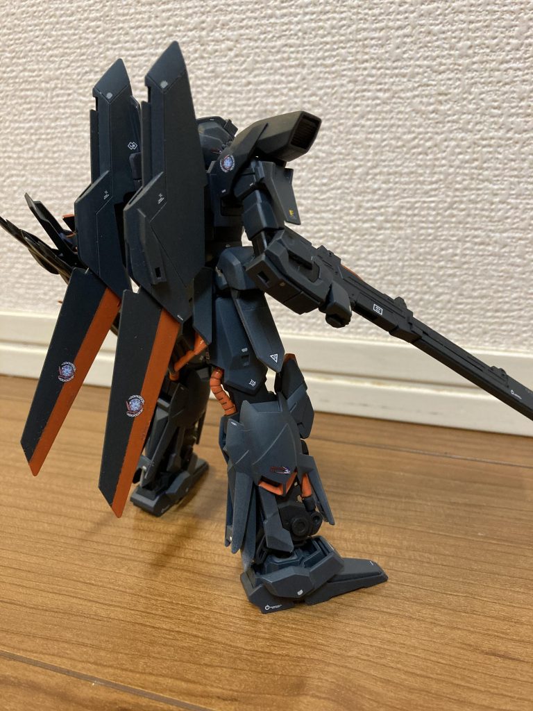 地味にアゴや冠っぽいのを削ってシンプルにしました、が、真っ黒で何も見えず…。飛行形態は上手いことまとまった気がしてますが、やっぱ、MS状態だと、左腕に戦闘機をぶら下げているみたいでちょっとマヌケ…。ご覧頂きありがとうございました。