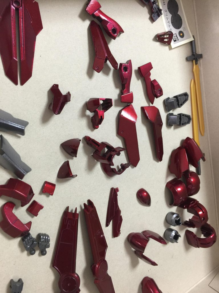 剣の刀身と腰の白パイプのみ無塗装で、盾の中央部はステッカーです。