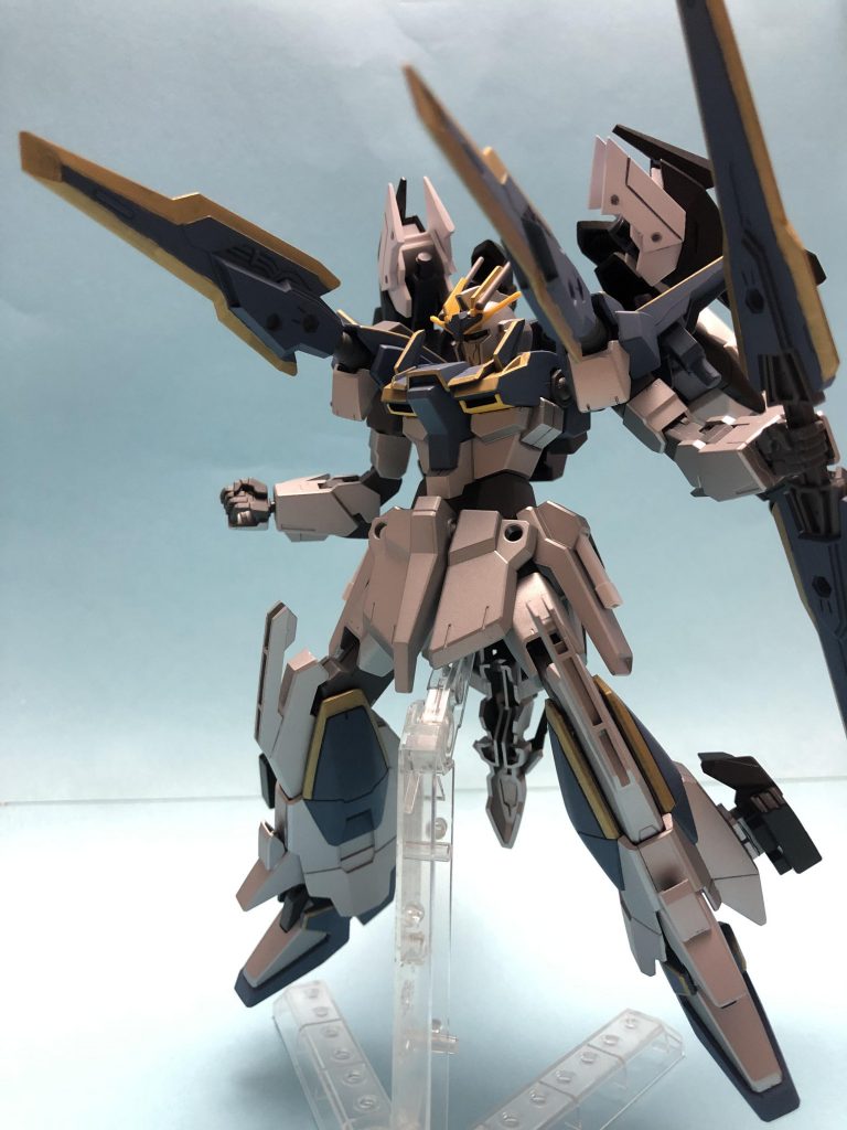 基本武装はビームライフルとシールドですが、これらに加えてバインダーガンを装備させました。前方のジョイントに接続してフルバーストとかできます。