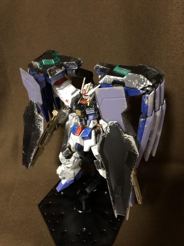 《陽電子リフレクター発生装置》シュトゥルムファウストの上部に装備されているビームシールド。緑色の発生装置から電磁的なバリアを展開させ、ビーム砲や実体弾、さらには陽電子砲をも無効化する。連合のゲテモノMAがこぞって装備していたアレ。防御力に秀でた一方で、発生装置自体がかなりの重量となるため『被弾の少ないキラの乗機としてはかえって機動性を殺してしまうのではないか』と開発チームは当兵装を搭載することに懸念を示していたが、『自機だけでなく味方機も守りたい』というキラ自身の強い意志によって採用が決定した。