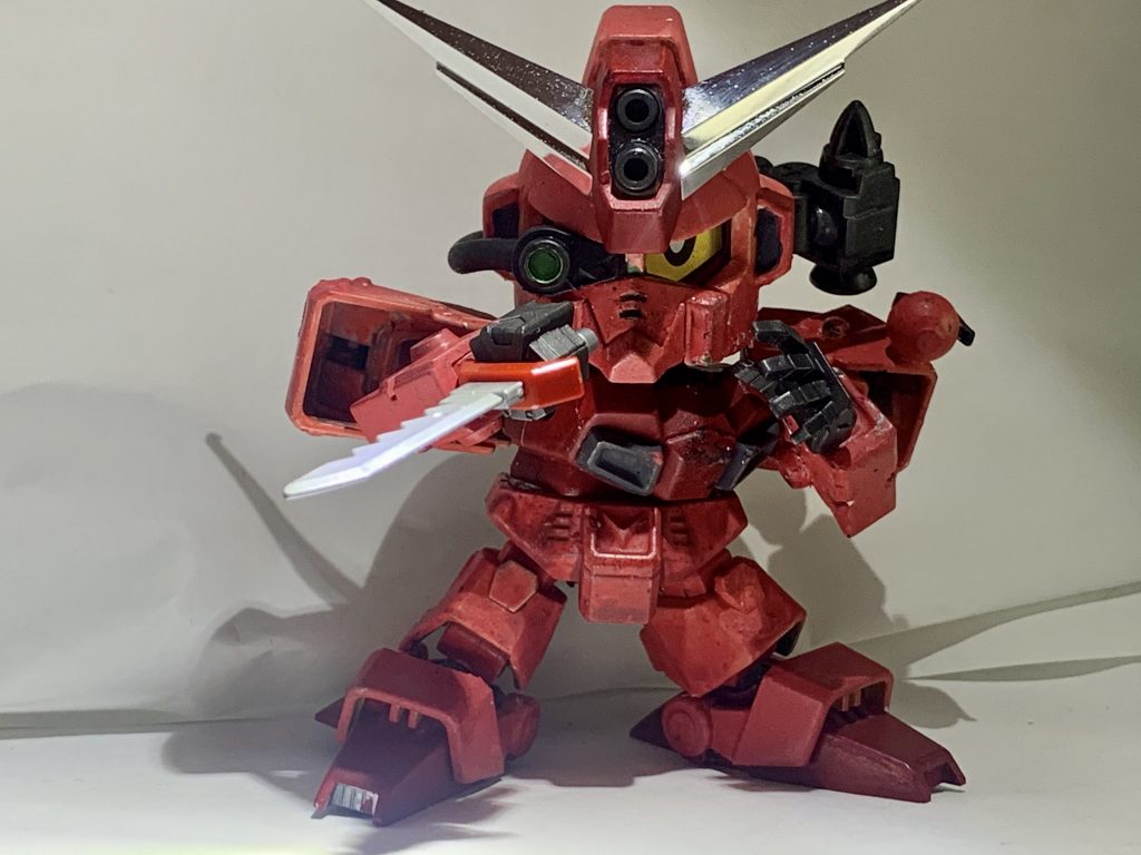 ナイフが腰にあるから最低限の近接格闘ができます。軍隊格闘技を極めているので銃火器を落としても接近すればそれなりに戦えます。