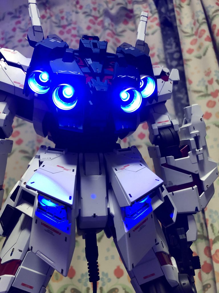 電飾初挑戦。全部のバーニアと頭部にLEDを仕込みました！サイズがサイズだけに配線作業は比較的に楽だったかも…