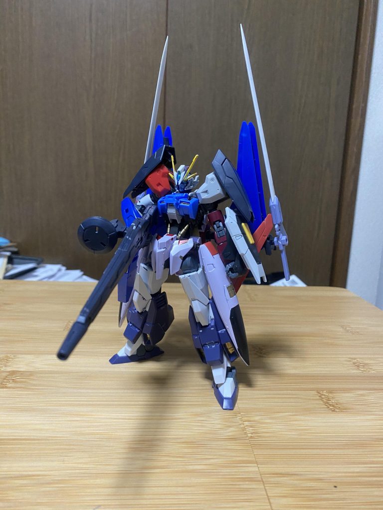 アスタロトをベースに腕にはhgucデスティニー、腰には端白星、脚はTRIAEGマグナムを使用。下にいくほどドッシリしてます。頭部のみアスタロトの頭を少し削り、ジャンクになってたウイング系の何かを接着してます。その他は無改造でくっつきますので、ガシャガシャ組み替えて遊べます。