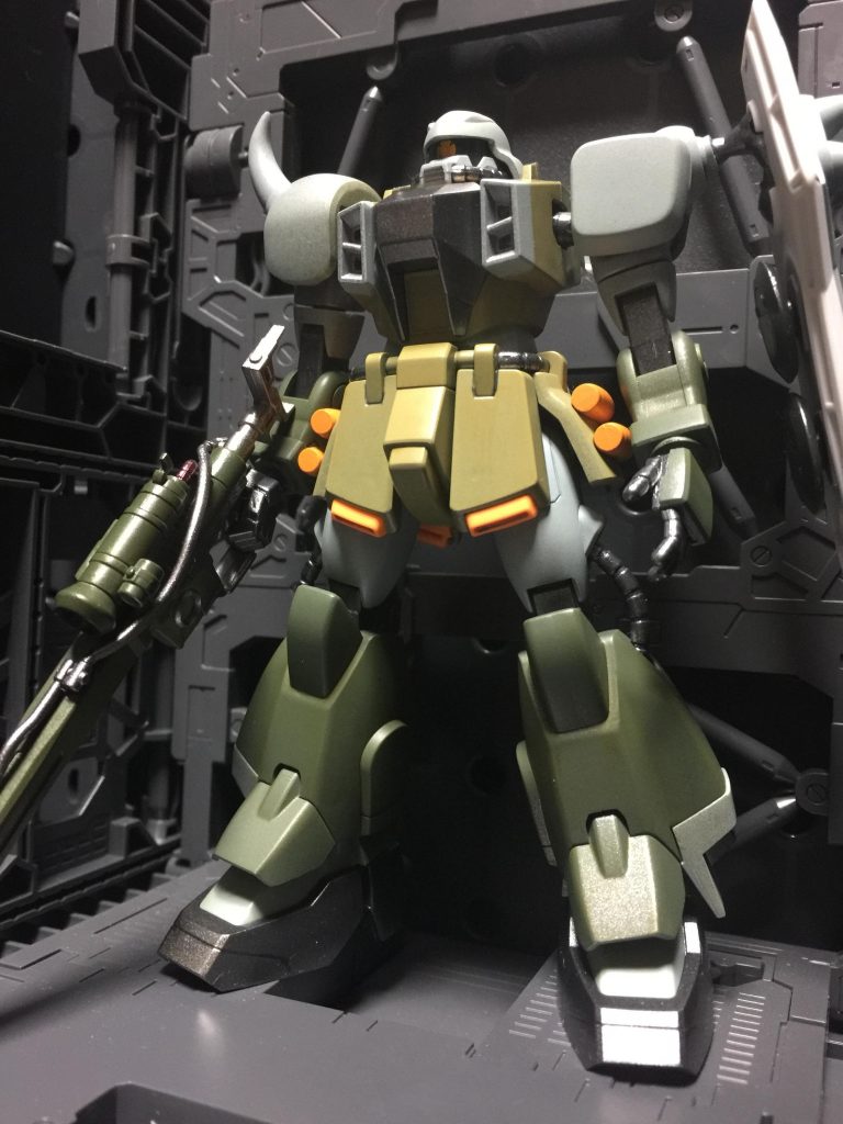 いつもの格納庫で素立ち(1番楽な姿勢)に戻って休憩。ゼェハァ