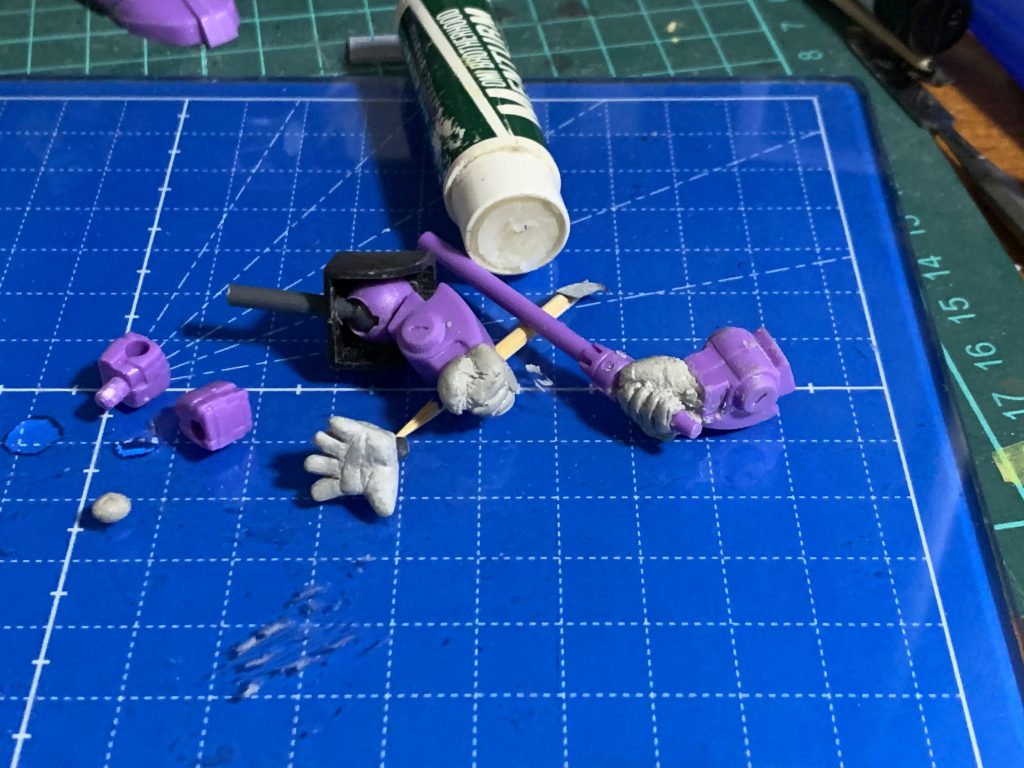 差し替え用ハンドはエポキシパテで作成しました。手首も挟み込みから3mm軸の差し込みに変更してます。軸受にはKPSランナーのタグに3mm穴を開けて埋め込んでます。