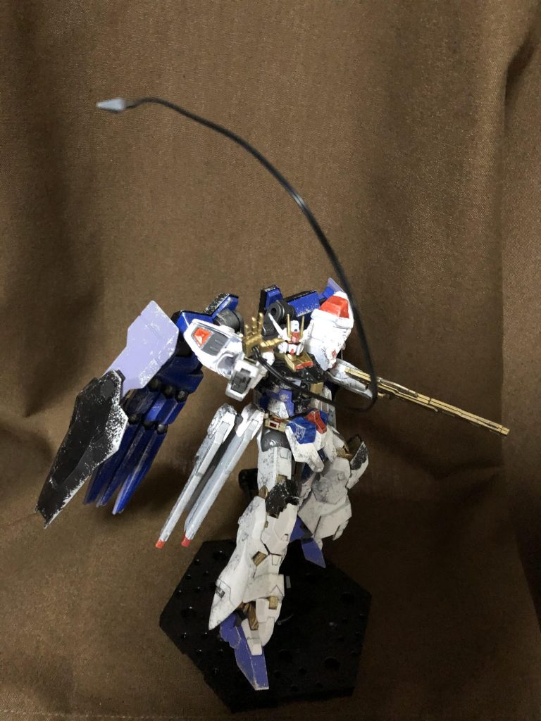 《アンカーランチャー》ストライクE(ストライクノワール)に装備されていたものと同型の、両掌部に内蔵されたワイヤー射出式のアンカー。自機の固定や牽引・敵機の捕獲や直接打撃、バクゥと戯れる時などさまざまな用途に使用される。