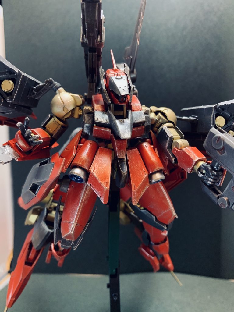 アーマードコアのプラモデル買えば?と言われても仕方ないくらいアーマードコアに近づけたかったんですが、さすがにフロントやサイドスカートは外しませんでした^_^次はホワイトグリントを作りたいです!