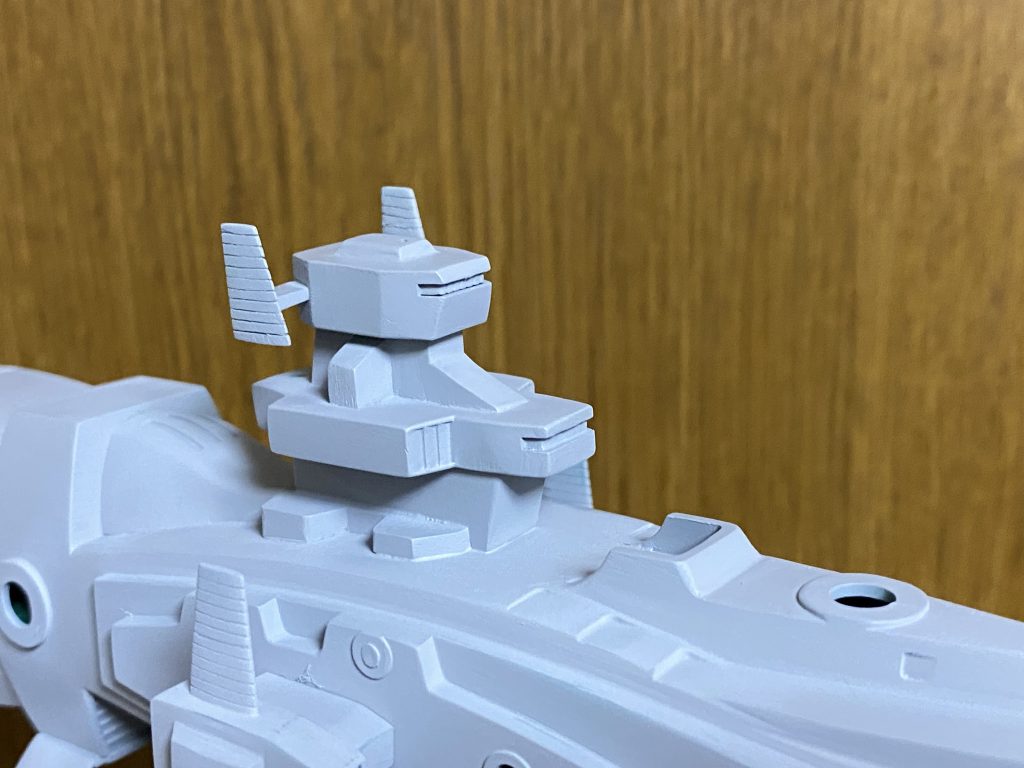 加工後のパーツを再接着し、本体に取り付けるとこのようになります。これで全体に低く長いシルエットになります。