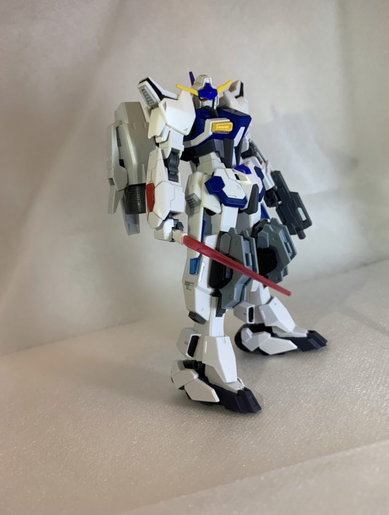 ビームサーベル・ビームマシンガンサーベルは腕部から取り出す感じで。