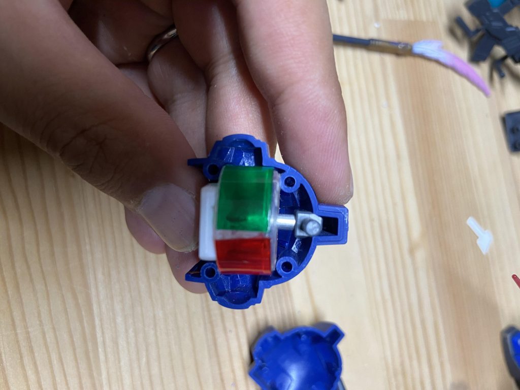 目の構造。ミライト使用です。ホントは白いライトで周り回すだけで色変えれるようにしたかったのですが、近くの釣具屋さんには白いのはでかいのしかなく。。現状赤と緑それぞれ使ってますので差し替えがとても面倒。笑以下コロコロ体型版。