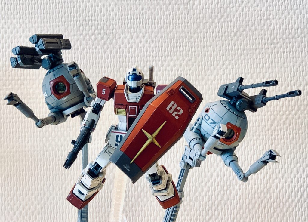 以前制作したオリジン版ジムと並べてみました。やっぱりジムと一緒が一番見栄えしますね。程よくディテールが細かいデザインなので、オリジンキットだろうがHGUCジムだろうが、一緒に並べても違和感が無くていいですね。