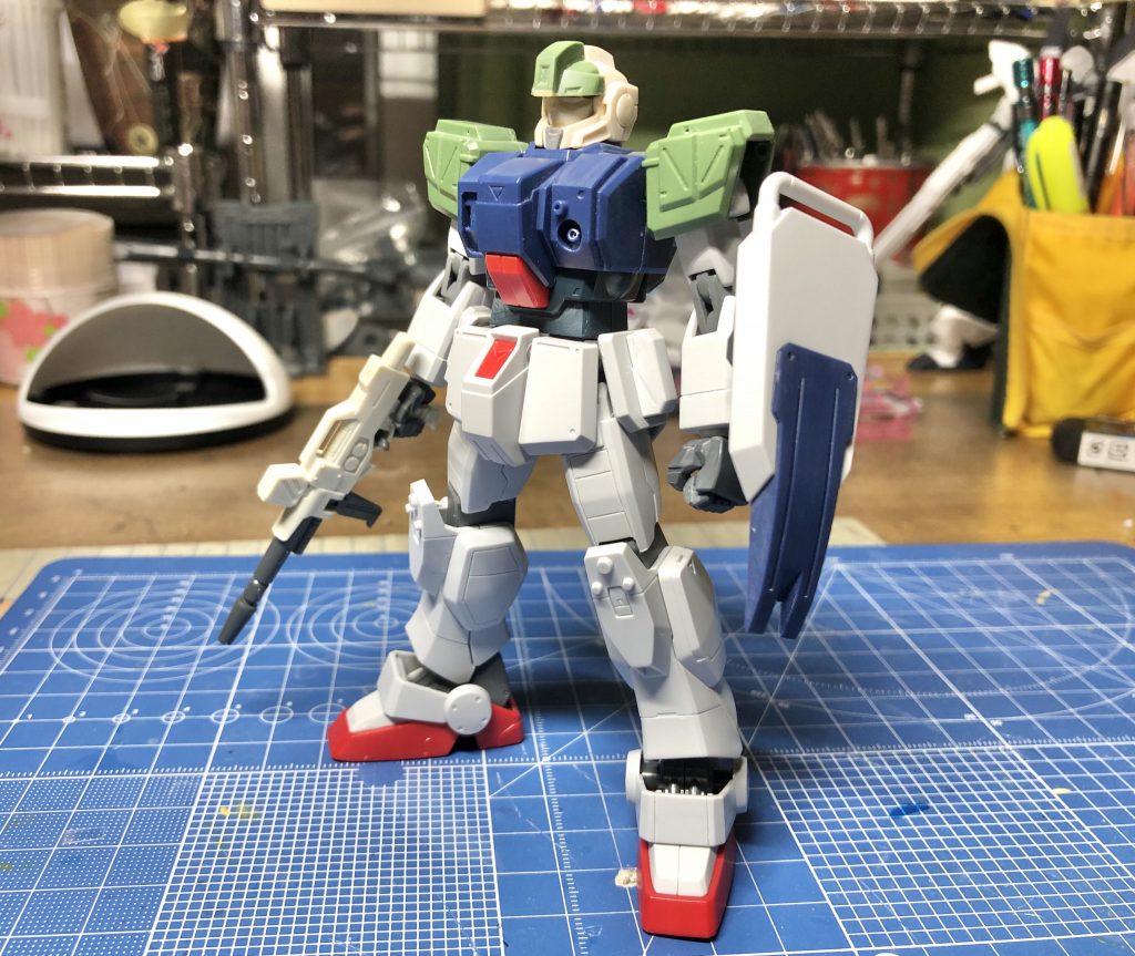 塗装前の状態です。言い忘れてましたがベースキットは旧HGUCの陸戦型ガンダムです。リヴァイブよりもずんぐりしていてより兵器感が出るかなと思いあえて古い方を選びました。肩はジムストのやつで、ほぼ無改造で取り替えられました。