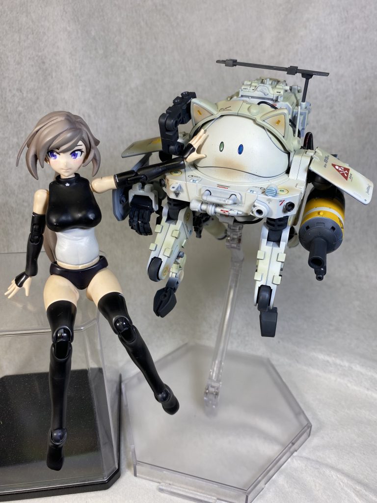 そして完成!! 人間とのサイズ比較にゲストのアナザーアヤメさんとツーショット。 12分の1ぐらいの無人AIメカ設定です。以上、ご覧頂きありがとうございました。