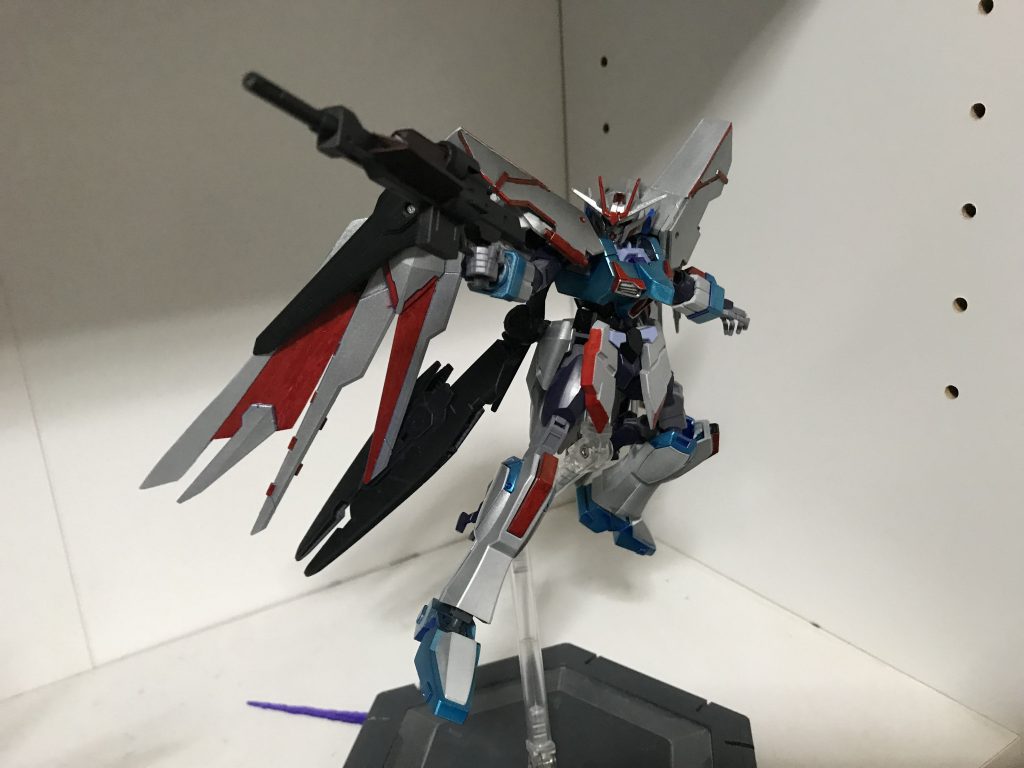 エクストリームの中でも究極体ともいえるヴァリアントサーフェイスを参考にしたアーマーであり射撃、ファンネル、格闘全てを兼ね備えた強力なアーマー、また極限進化による出力上昇による爆発力も備えている