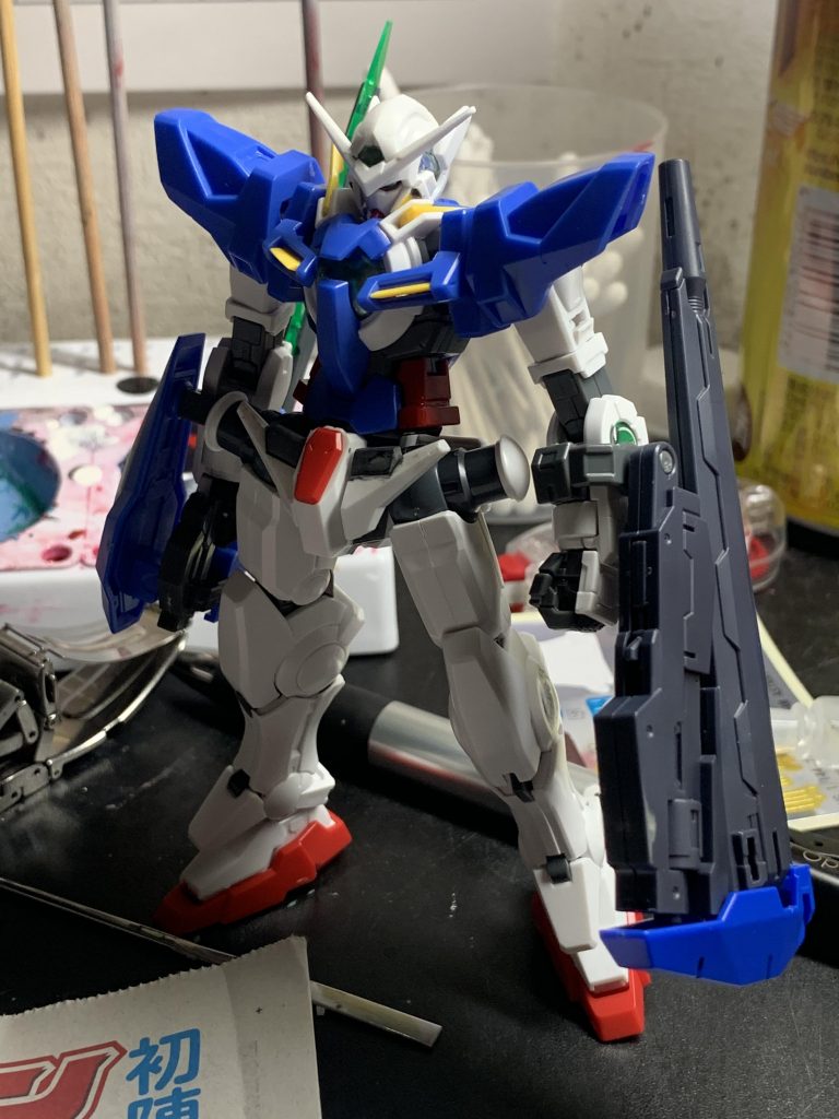 塗る前のHGエクシアリペアⅡ最初はテルティウムアームズのロングライフルがエクシアリペアⅢのライフルに見えたからHGでリペアⅢを作ることが目的だったけど台詞の共通点を見つけたから赤く染めた。まさかシールドの接続ジョイントが無改造でライフルにつくとは思って無かった。