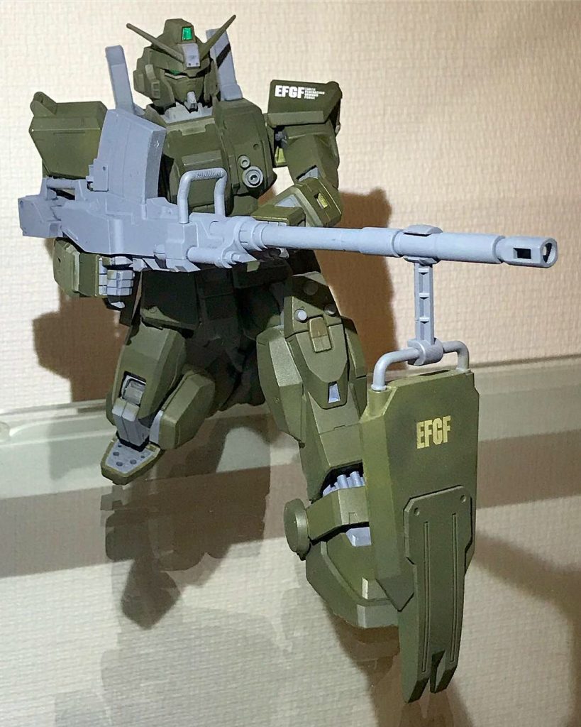 180mmキャノン砲。陸戦型はとにかく立て膝が似合います。15年前はパッケージのこのポーズがカッコよくて購入の決め手となりました。