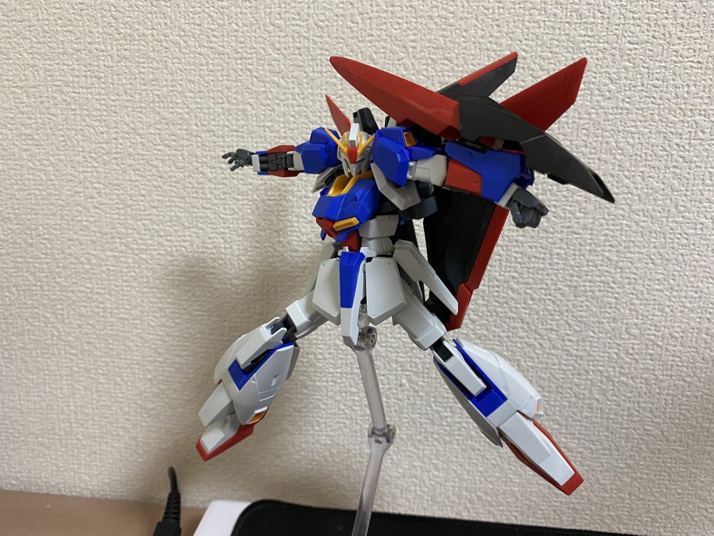 おまけ自分のことを続編の主人公機だと勘違いしてるZガンダム君序盤は主役でしたけどねお気づきですか?右の平手に本当はロングビームサーベル再現のためにライフルと手に磁石仕込んだんですけど、製作中に右平手が砕けたので無くなりましたまぁ関節ギチギチなのでどっちにしろポージングは無理でしたね