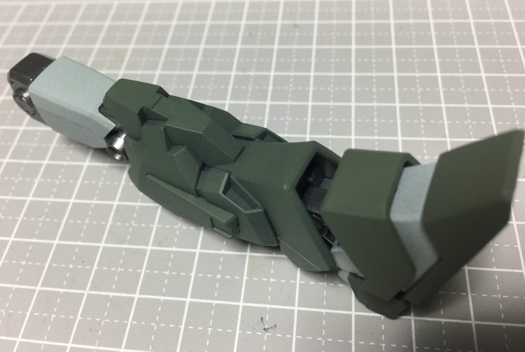 太腿も何故か片方だけ接着してあって外れないよ(笑)でもこの凸凹した造形は、塗装すると印影がハッキリ出て、とても楽しい。