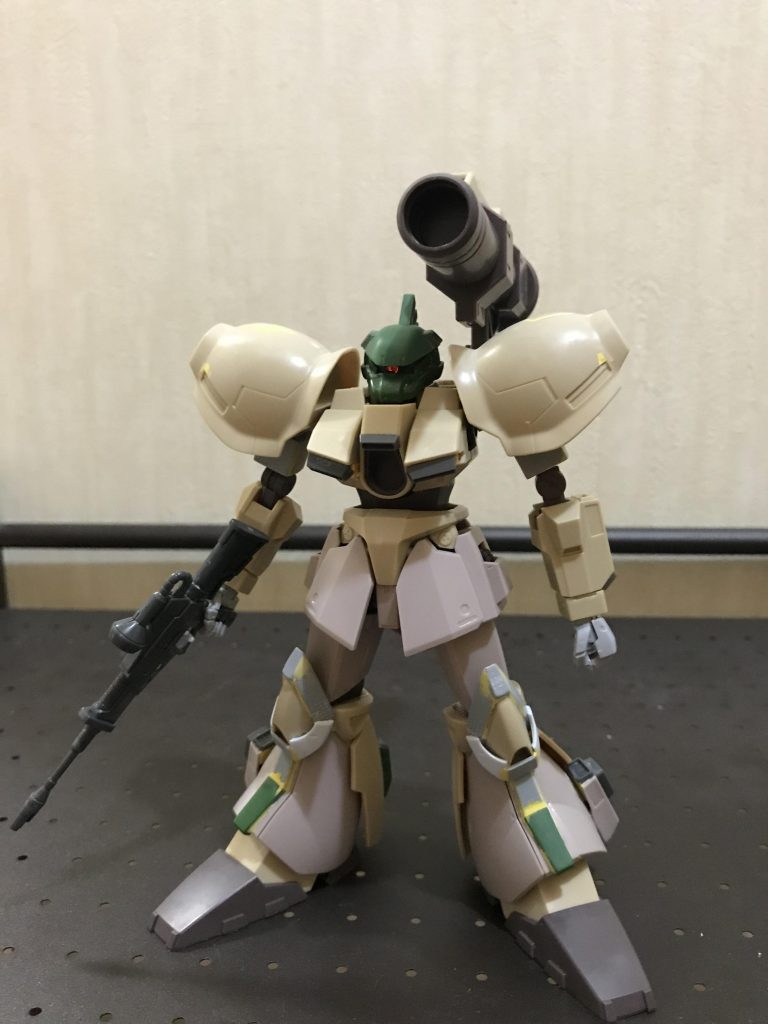 全体のイメージが固まった状態です左腕に旧キットのシールドを付けてコクピットはゲルググ Jからパーツを流用しようとこの時思い着きました