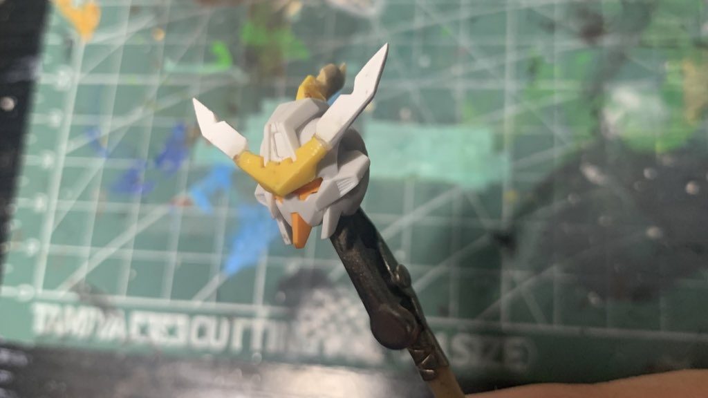 ツノが短いなと思ったのでプラ板で伸ばしてあげました。