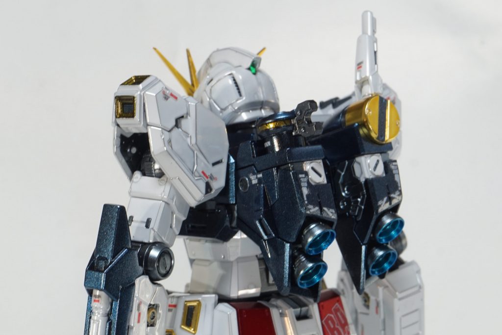 肩のスラスターやフィンファンネルのラックも設定どおりに塗り替えています。