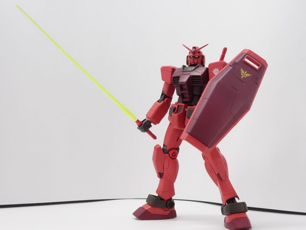 ビームサーベルはバーザムの物を使用しました。百式のビームサーベルイメージがあったのと、ピンクだと全部赤系になってしまうので。盾のデカールは本来の物がなかったのでユニコーンVerの物を使用しました。