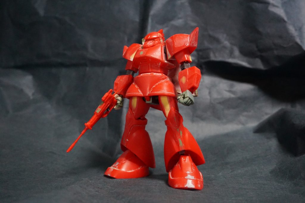 こちらのキットですが、出来の良くなかった1/144のやり直しという側面もあるためか、ものすごく出来が良いです。特に肩の設計などかなり秀逸なものとなっています。しかし、非ポリキャップという性質上、スレて保持がきかなくなるのが予想できたので、こちらは泣く泣く最新の差し込み式ポリキャップに置き換えました。その他気になる点として肩がややなで肩気味だったのでアーマーの一部をカットしてプラ板を差し込み。やや怒り肩にしています。造形自体は素晴らしいのでほぼそのまま。関節はHGUCザクの関節を流用しました(同じジオン系とあってとても相性が良いです)。脚部裏側は結構丸見えなので、スプリングパイプなどを仕込んでそれっぽく仕上げています。