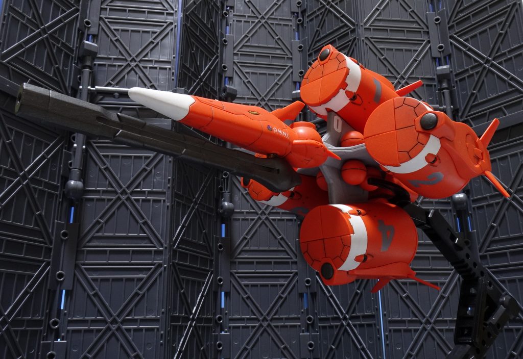 メビウス・ゼロこれまたオレンジ一色の成型色なので部分塗装。ガンポッドの側面が寂しかったので大きめのデカールで賑やかにしています。