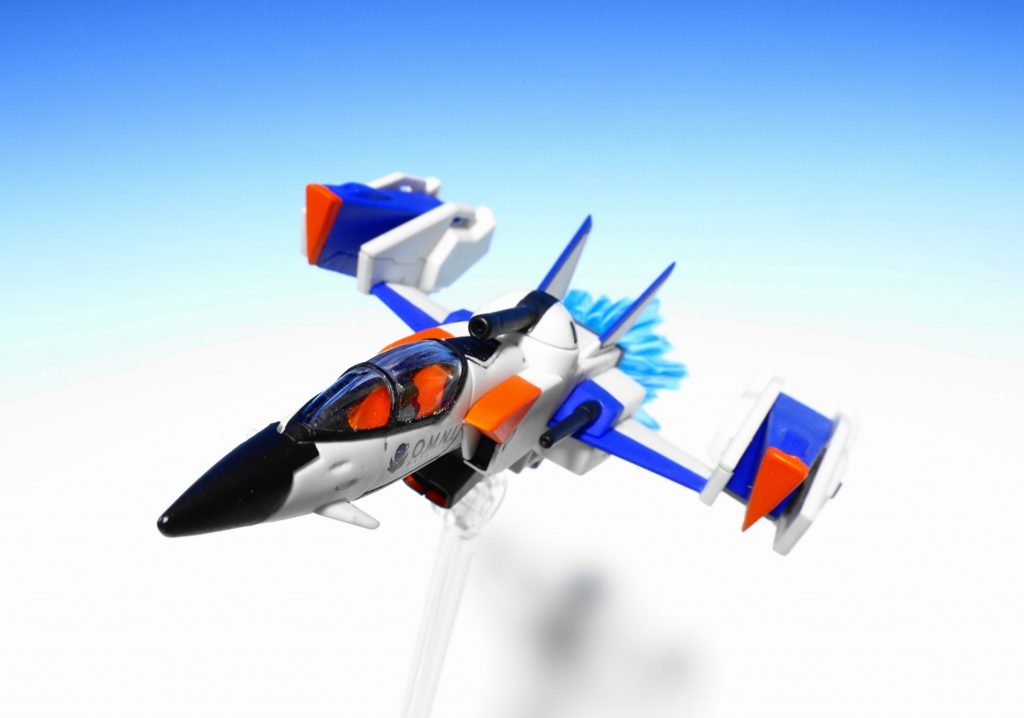 スカイグラスパー白一色の成型色なので、部分塗装。素組で目立った両翼の三角形の合わせ目を消しています。