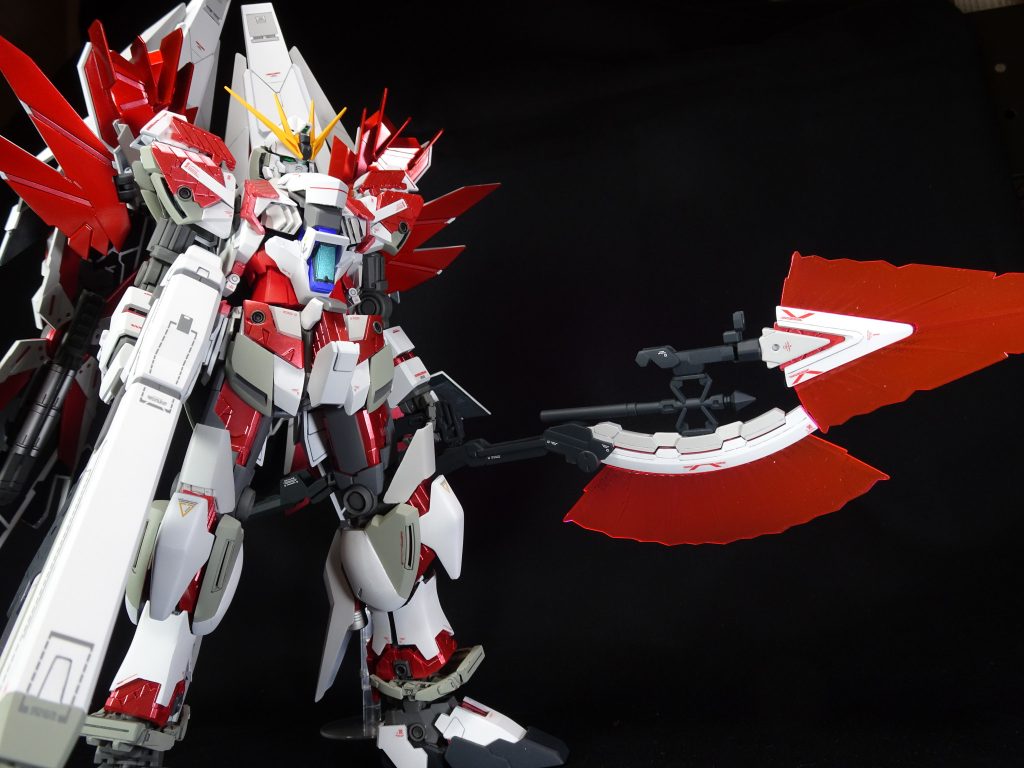 狙撃用武器は、シナンジュ・スタインのライフルにグレネードランチャー風のニュー・ハイパーバズーカ。近接戦闘用武器は、ハイパー・ビームジャベリン。当初は、ナラティブ版・ペルフェクティビリティにしようとしましたが、どうもバランスがイマイチに感じたため試行錯誤の結果、アームドアーマーは背面のみ、長尺の武器を持たせました。
