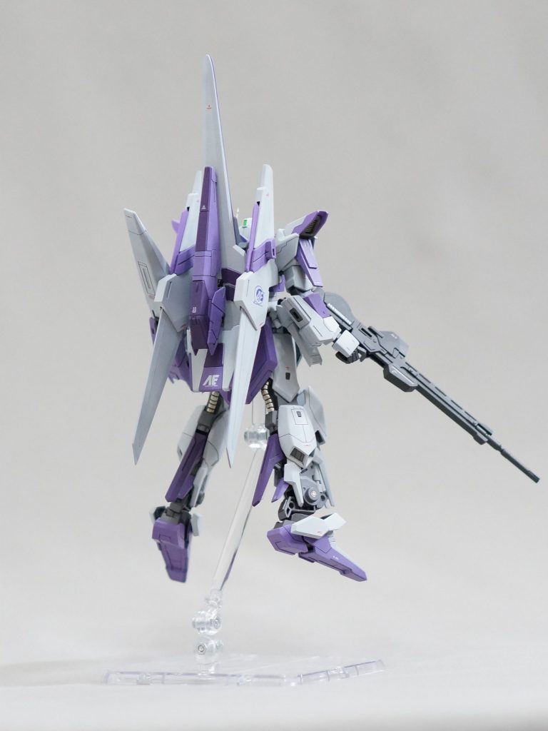 存在感のあるシールドはサイズがかなり大きかったのでバックパックにマウントするように変更しています。