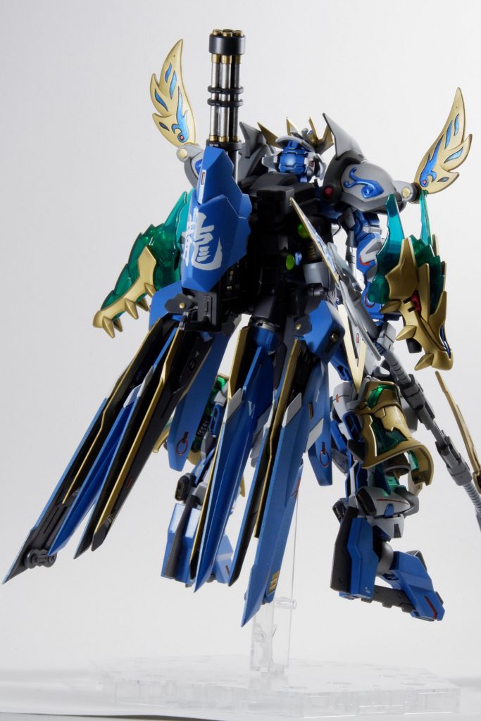 バックパックはパワードアームズパワーダーの物をベースにボールデンでアームをつけ、バインダーガンとノーネイムライフルの羽根を取り付けています。