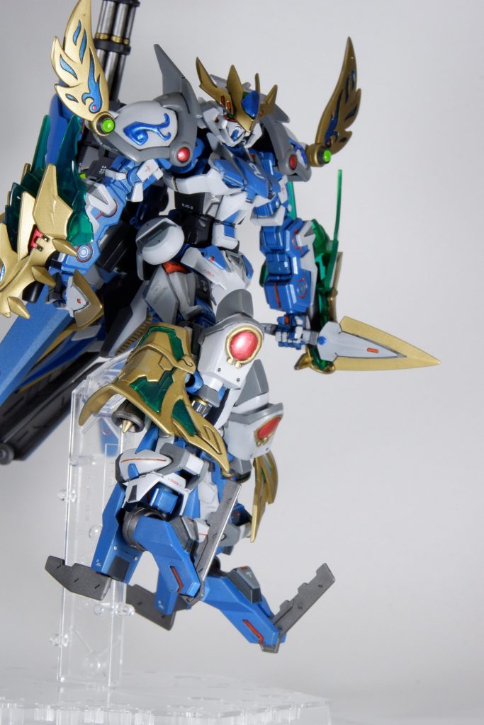 脚部のアーマー内側にはバーニアを取り付けています。
