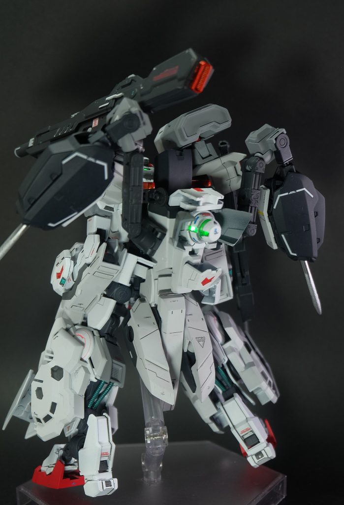 発光箇所はフェイス 胸部 GNドライブの三か所電池ボックスを仕込むためにバックパックが大型化したので、GNバズーカに相当する隠し腕はナドレの基本装備に。