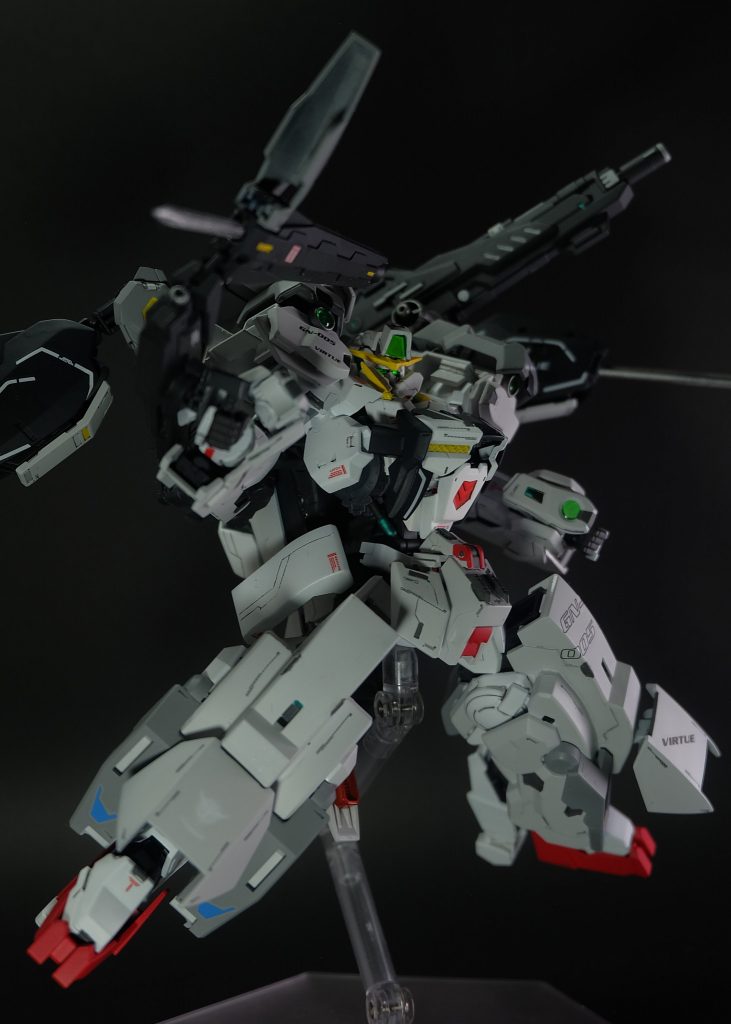 瞳 発光 ヴァーチェヴァーチェナドレに増加装甲を装備した重装形態。力天使の名であるヴァーチェを冠するこの形態であるが、天使の姿を模したクロケルからの由来であると推察される。この形態に採用される増加装甲にはナノラミネートコートが採用されており破格の防御性能を誇る。ナドレの性能を発揮するためにこの状態では無傷での生存が最重要視されているため、リアクターの出力を重量系に特化させることでフレーム耐過重の限界までの重装甲となっている。この機体コンセプトはヴァルキュリアフレーム ヘルムヴィーゲに採用されたコンセプトをガンダムフレームの高出力において実現した形態であり、MAと真正面から殴り合うことも可能となる。