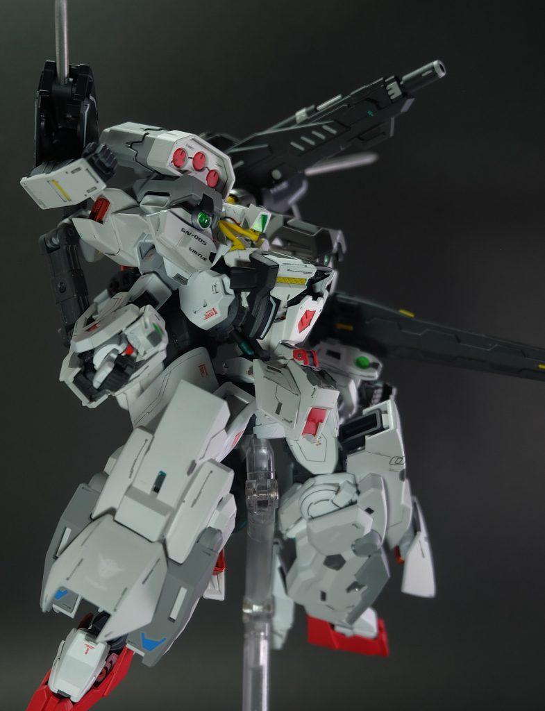 ビルド系な設定ガンダムフレームをヴァーチェ及びナドレに採用した超重量系の機体。ヴァーチェの各武装はフィジカルを参考にした実弾兵器に置き換えられるとともに鉄血のオルフェンズに登場する質量兵器 ダインスレイヴを搭載することで十分な火力を備える。ガンダムフレーム由来のツインリアクターの出力を超重量を支えるために利用するとともに、搭載されたGNドライブから得られるGN粒子を防御に転用することで、ナノラミネートアーマー×GNフィールドという驚異的な防御力を得た。ビーム兵器、実弾兵器、両者に対して絶大な防御能力を誇るが、その重量から高速戦闘にはいささか不向き。しかし、近接戦闘においては堅牢な装甲と隠し腕を含めた4本の腕による文字通り手数を駆使した戦闘を可能とするため、近接格闘戦は挑むべきではないだろう。唯一苦手とするのはソードビットなどの遠隔格闘兵器。また、ヴァーチェからナドレに変形することで、高速戦闘に対応可能である。ヴァーチェの運用に必要であったツインリアクターの余剰出力を駆動系に回すことでGNドライブの生産粒子を増大させることが可能となり、結果的に疑似的なトランザム状態を常時展開可能。無論本来のトランザムを使用することも可能。