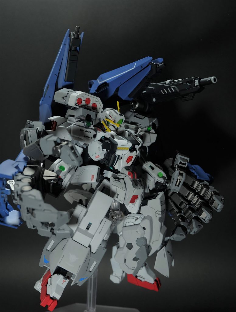 GNアームズヴァーチェにさらな増加装備を施した重装強襲形態。バックパックに接続される二門のレールガンブースターと背部隠し腕に接続されるギガンティックアームユニットによる強化形態である。大型アームには簡易リアクターが装備されており、単独で十分な出力を確保している。本形態の運用コンセプトはモビルアーマーへの強襲である。認識阻害範囲からの超加速と絶大な重量でもって、プルーマの集団を薙ぎ払いつつ一気に目標に接敵。ギガンティックアームにより敵機を捕縛し、至近距離から各種武装で弱点をピンポイントに破壊するというもの。ヴァーチェの防御能力を最大限に利用し、ナドレを晒すことなくMAを破壊することさえ可能であるが、その運用コストの高さとほぼ使い捨ての簡易リアクターの劣悪な整備性も相まって、主に拠点防衛に用いられ、使用回数は片手で数えられるほどしかなかった。