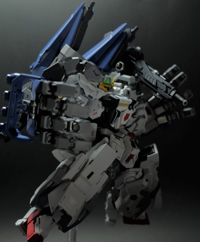 ミキシングの概要基本的にナドレ×グシオンリベイクフルシティをベースにナドレを作成。余った装甲とダンタリオンの各パーツを使用してバーチェ形態を作成。肩やリアスカートなどにはアスタロトオリジンのバックパックやライトニングBWS mk-2が主に使用されているはず。テルティウムアームズとコトブキヤのオーバードマニュピレーターでGNアームズ。結果グシオンリベイクの装甲はデカいハサミ以外は全部使用、ナドレも間接パーツ以外はどこかしらに配置されています。このパーツどれだろうと探してみるのも一興。