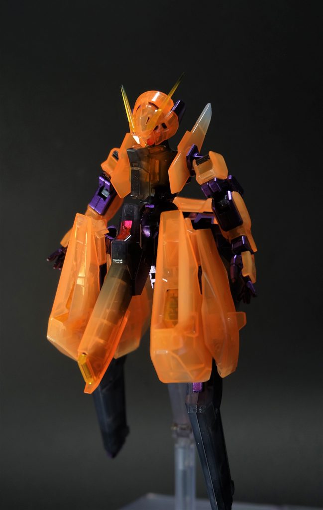 全体的にクリアカラーなので、そのまま透かしてあげることで内部構造が見えるように。