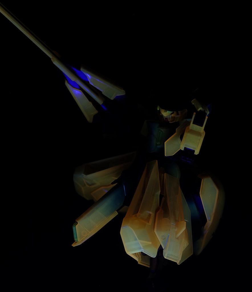 ブラックライトのみで撮影。篝火みたいになるので幻想的で面白い感じになりますが、撮影能力の限界でここまでしかお見せできない。どこかで現物が見れれば見てやってください。