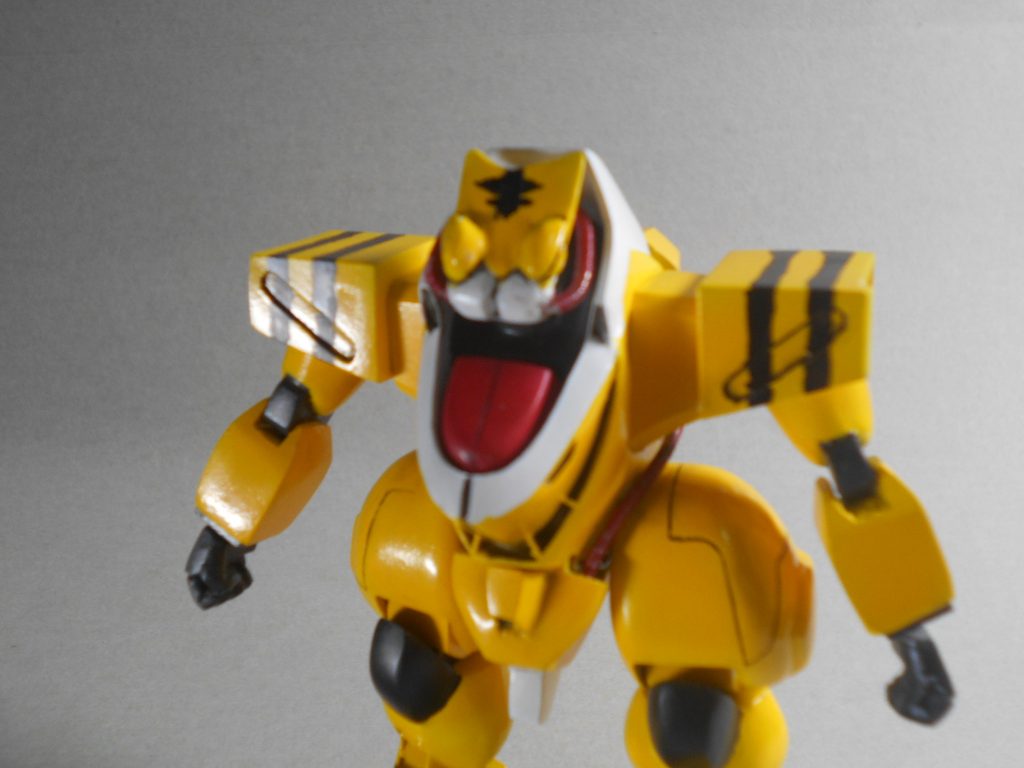 頭部と前腕はエポパテからの削りだし、肩アーマーはプラ板の箱組みです