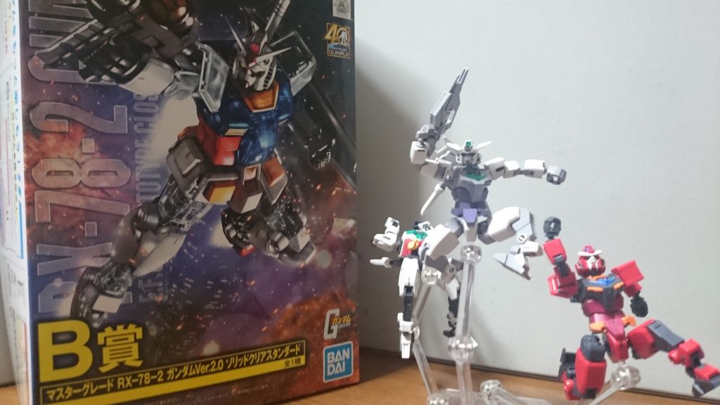 さいごについにB賞のMGナナハチver.2.0をゲットだぜ！ｲﾔｯﾌｰ!これにて今回の一番くじのガンプラはすべてコンプっス！これを手にするまで諭吉さん一人と英世さん二人くらいをコンビニのレジスターにリリースしてしまったけれど、惜しくはないっス！心はコアガンダムたちのようにずっと踊ってるっス！今回のハロプラで97投稿目……99投稿目をMGナナハチver.2.0に、そして記念すべき100投稿目をA賞のMGユニコーンにする予定っスよ！98投稿目も既に決まってるっス！本日届く予定なので、早くて週末、遅くとも週明けには投稿予定ス！フィギュアライズスタンダードのフミナやHGACヘビーアームズの発売は10月中旬以降なので、それまでに100投稿いけたらいいなって