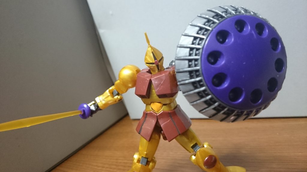 構造は多少違うものの、シールドはリバイブ同様に差し替え無しで前方に展開出来るっス。古いキットでもここら辺はバンダイの技術力の高さが窺えるっスね